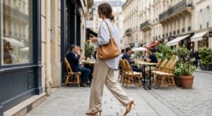 Chaque française chic les connaît : ces 8 pièces mode minimalistes transforment une tenue basique en look très cher sans exploser le budget