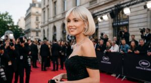 Cheveux fins : cette star ose cette coupe blond glacé qui transforme tout sans extensions (les coiffeurs sont bluffés)