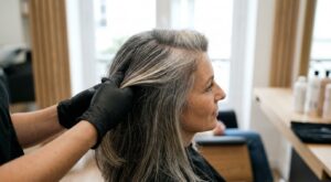 Cheveux gris : cette technique virale sur TikTok promet d’effacer vos racines (et de dire adieu aux retouches mensuelles)