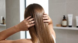 Cheveux pas assez brillants : cette habitude sous la douche et ce geste de coloration ruinent l'effet miroir sans prévenir