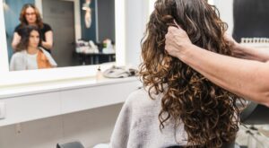 Ces 23 coiffures pour cheveux bouclés vont dominer 2026 (et vous font regretter vos brushings dès la première photo)