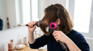 L&rsquo;erreur fatale que l&rsquo;on fait toutes en faisant notre brushing et qui crée des frisottis, elle est pointée comme la cause n°1 par les coiffeurs