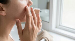 J’ai laissé tomber mon fond de teint : cette crème teintée bio unifie le teint et floute les imperfections en un seul geste