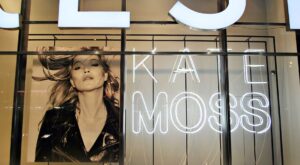Kate Moss ressort cette tenue qu&rsquo;on pensait enterrée en 2015 : voici comment la porter en 2026 sans avoir l&rsquo;air bloquée en 2010