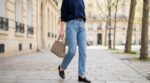 Si vous voulez des looks luxe pas chers, cette maille minimaliste portée avec ce jean culte des années 90 change tout