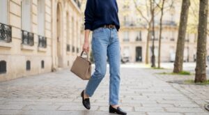 Si vous voulez des looks luxe pas chers, cette maille minimaliste portée avec ce jean culte des années 90 change tout