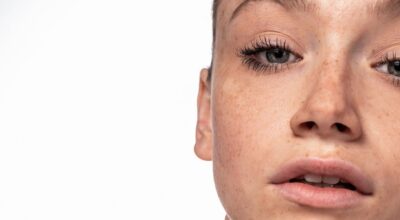 Mascara waterproof été 2026 : le secret magique des maquilleurs pro pour l&rsquo;enlever sans s&rsquo;arracher les cils