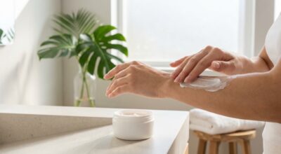 Miss France 2026 ne jure que par cette crème pour le corps ultra hydratante en pharmacie qui a sauvé sa peau sèche (pour 20 €)