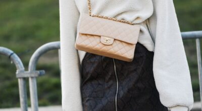 Ce duo discret qui rend le jean taille basse des années 2000 ultra chic : cette couleur et ces talons à adopter sans faux pas