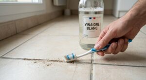 Pendant 3 ans, j’ai frotté mes joints de carrelage avec ce produit ménager : ce que m’a montré un pro sur les dégâts invisibles