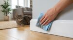 Poils de chat sur les plinthes : ce tissu de buanderie que vous avez déjà chez vous les bloque net pendant un mois entier