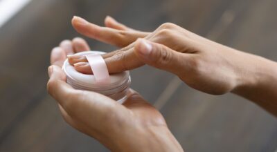 Ma dermato n’en revenait pas : cette poudre visage Clinique apaise vraiment d’un coup les rougeurs des peaux réactives