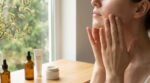 Printemps : ces 5 gestes à adopter dès maintenant pour une peau apaisée (et l’erreur fréquente qui ruine votre teint)