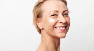 Après 40 ans, oubliez le rétinol : ce nouvel actif naturel est le secret bien gardé des dermatologues