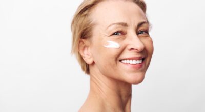 Après 40 ans, oubliez le rétinol : ce nouvel actif naturel est le secret bien gardé des dermatologues