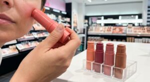 Sephora : ce blush gel en stick de Benefit affole déjà les clientes, voici pourquoi tout le monde se rue dessus en ce moment