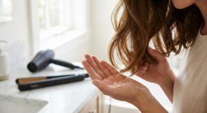 Si vos pointes de cheveux sont brûlées par le lisseur, ce soin express les sauve en 10 secondes et les protège jusqu’à 230 °C