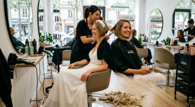 Si vous vous mariez bientôt, attention à ce geste capillaire que tant de mariées font après le oui (et ce qu’il cache)