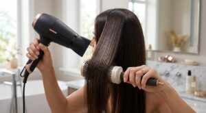 Vous avez des frisottis après le sèche-cheveux ? Ce geste que toutes les femmes font encore ruine leur brushing sans le savoir