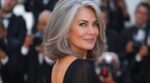 À Cannes, Andie MacDowell impose ce coiffage ultra-lissant qui transforme les cheveux gris et efface visiblement les années