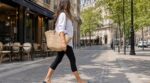 Byebye les tenues jeans + tongs : les Françaises ne jurent plus que par cette tenue « démodée » qui affine la jambe tout l’été