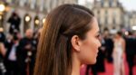 Anne Hathaway bluffe les Oscars avec ce lifting sans injection d’un geste sur les cheveux… les expertes alertent sur un risque
