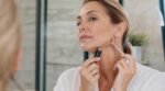 Après 50 ans, arrêtez ce contouring qui vieillit : ce geste de maquilleuse remonte l’ovale et efface presque ces bajoues