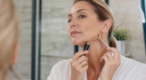 Après 50 ans, arrêtez ce contouring qui vieillit : ce geste de maquilleuse remonte l’ovale et efface presque ces bajoues