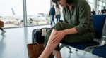 Avant l’embarquement dans l&rsquo;avion, cette habitude beauté que tout le monde fait abîme gravement la peau en vol
