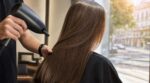 Canicule : ce geste final de coiffeur stoppe net les cheveux qui gonflent et les frisottis (et personne ne le fait chez soi)