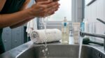 Ce geste après le sport ruine votre peau : les dermatologues le relient à ces boutons qui vous gâchent la vie au quotidien