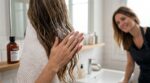 Ce geste avec l’eau sous la douche que tout le monde fait rend votre après-shampoing moins efficace, selon cet expert sur TikTok