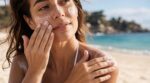 Ce geste en 2 passages avec cette protection, conseillé par une dermatologue, évite les coups de soleil sur ces zones oubliées