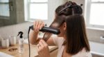 Ce geste pour avoir les cheveux lisses cache 5 erreurs qui ruinent vos longueurs jour après jour (et vous les faites sûrement)