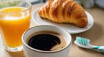 Ce geste que vous faites après cette boisson du matin abîme l’émail et gâche son goût, les dentistes s’inquiètent