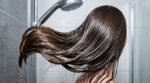 Ce geste sous la douche et cette coloration douce donnent l’effet glass hair en quelques jours chez vous, sans abîmer vos cheveux