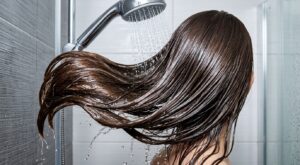 Ce geste sous la douche et cette coloration douce donnent l’effet glass hair en quelques jours chez vous, sans abîmer vos cheveux