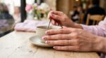 Ce nail art fruité va balayer les ongles pastel ce printemps : la tendance manucure que les Françaises vont vouloir tester