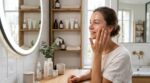 Ce rituel beauté des Françaises affole TikTok : les 4 habitudes skincare simples que le monde entier essaie d’imiter