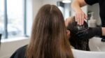 Ce soin brillance que les coiffeurs adorent transforme votre couleur et la douceur de vos cheveux en 2 minutes chrono
