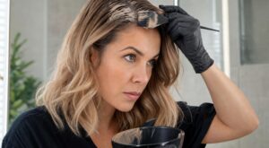 Ce soin cheveux évite les racines apparentes entre deux colorations et ravive la couleur sans jamais repasser par le coiffeur