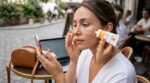 Bye bye le teint terne : ce soin solaire SPF50 a remplacé mon produit préféré, si ta peau brille ou fait des boutons, tu as besoin de ce format ultra pratique