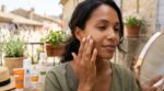 Fini le voile blanc : ce soin SPF visage validé par une dermato ne laisse aucun fini gras (et ces 10 autres sauvent enfin les peaux mates)
