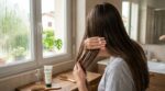 Ces cheveux qui gonflent après chaque brushing : ce soin capillaire naturel promet 48 h sans frisottis et change tout cet hiver