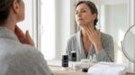 Ces rides du cou qui vous vieillissent de 10 ans : la routine inspirée de la K-beauty qui les lisse en quelques semaines