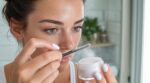 Cette astuce coréenne méconnue bloque net le mascara qui coule en été (et vous l’avez déjà dans votre trousse sans le savoir)