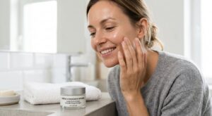 Cette crème Aroma-Zone à moins de 9 € a lissé mes ridules : on me croit désormais bien plus jeune que mon âge réel