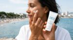 Fini le voile blanc de la crème solaire : ce SPF 50 le fait disparaître et va sauver votre été