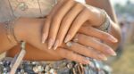 Cette manucure brillante vue partout sur TikTok fait oublier la French : la tendance vernis qui va tout changer cet été 2026