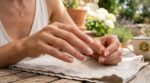 Cette manucure minimaliste va dominer l’été 2026 : 10 idées discrètes pour des ongles chic à adopter dès maintenant